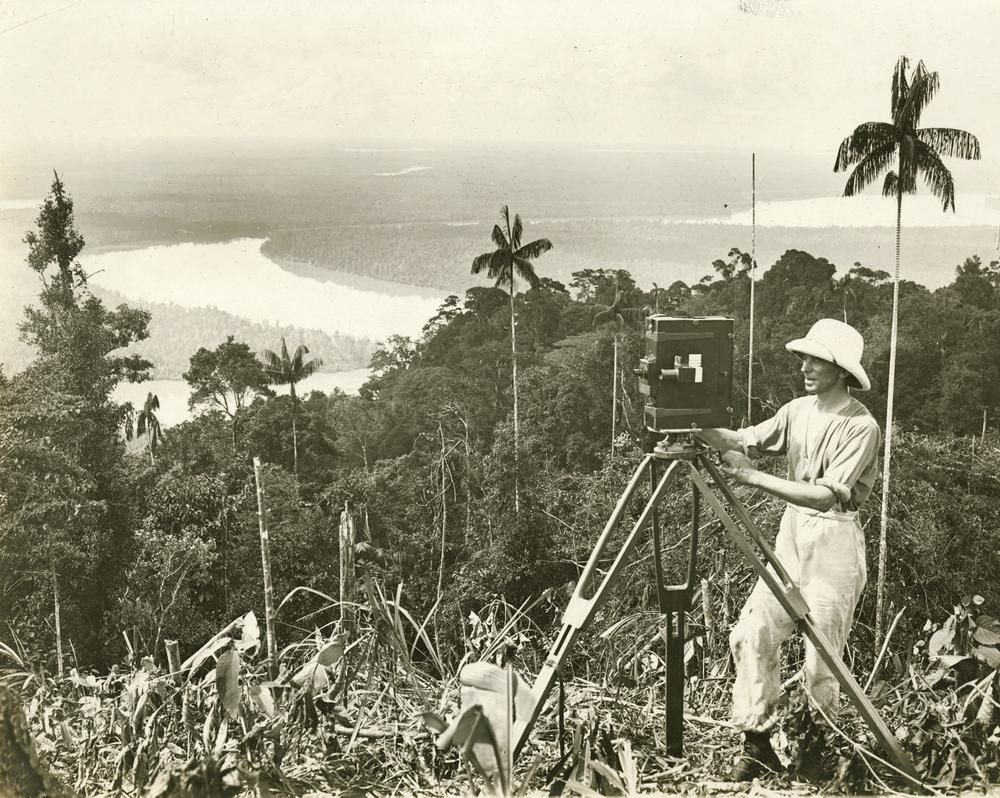 Un cámara de cine con trípode sobre una colina selvática