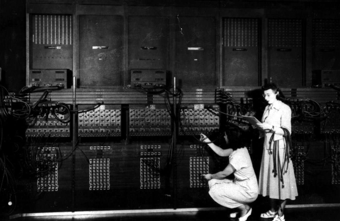 Dos mujeres reprograman el ENIAC moviendo cables a mano