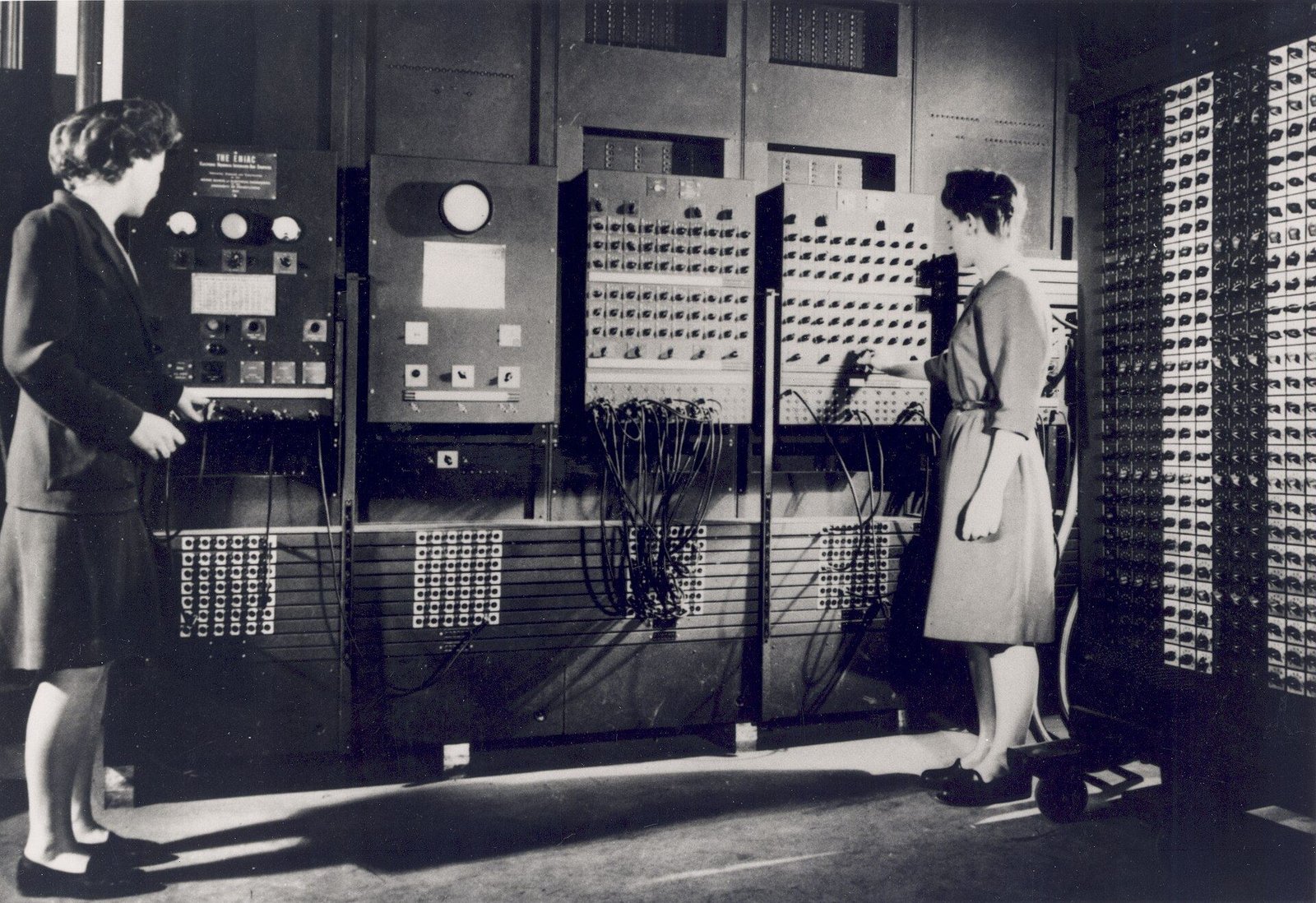 Dos programadoras conectan cables en los paneles del ENIAC